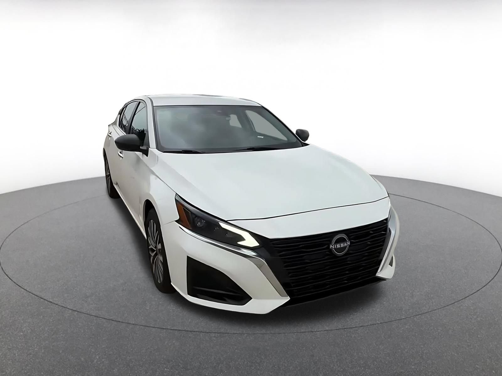 Used 2025 Nissan Altima 2.5 SV FWD image 3