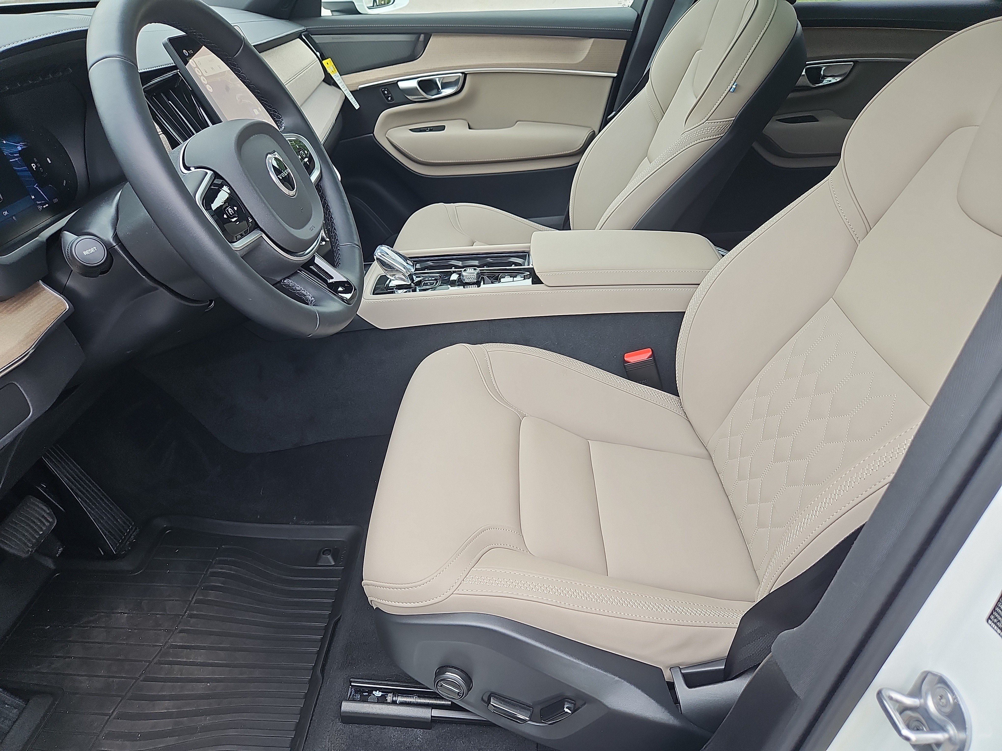 Used 2026 Volvo XC90 B6 Plus w/ Protection Package Premier AWD/4WD image 32