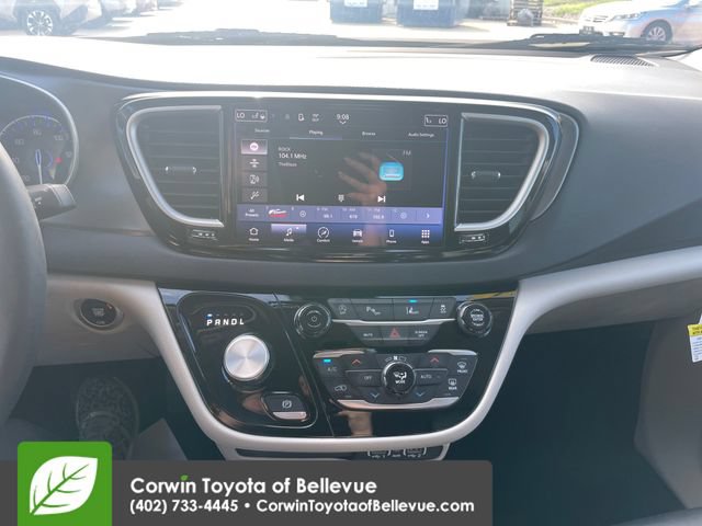 Used 2024 Chrysler Pacifica Touring-L FWD image 11