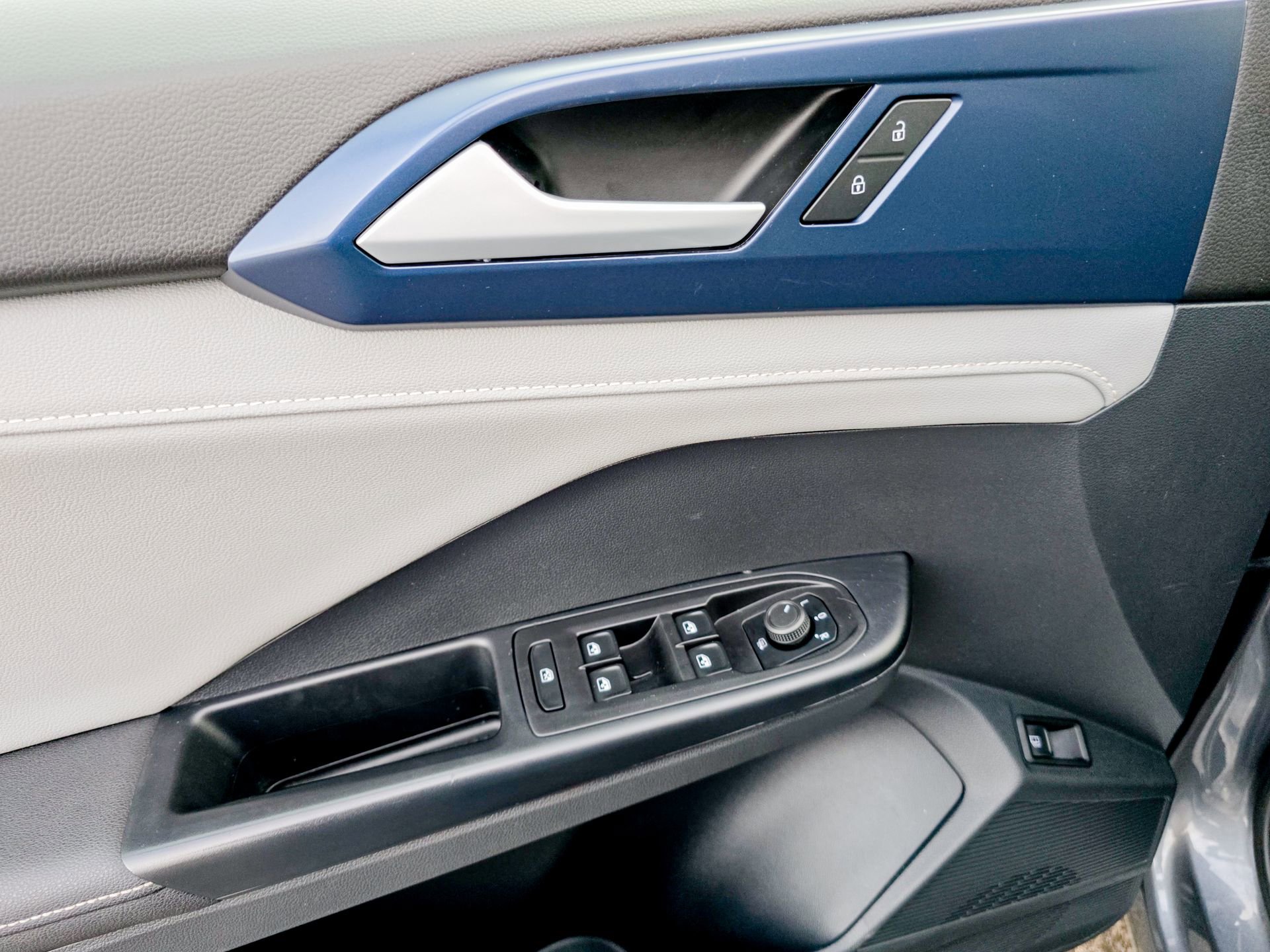 Used 2024 Volkswagen Taos SE w/ Panoramic Sunroof Package image 14