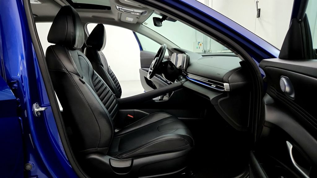 Used 2023 Hyundai Elantra Limited w/ Cargo Package FWD image 17