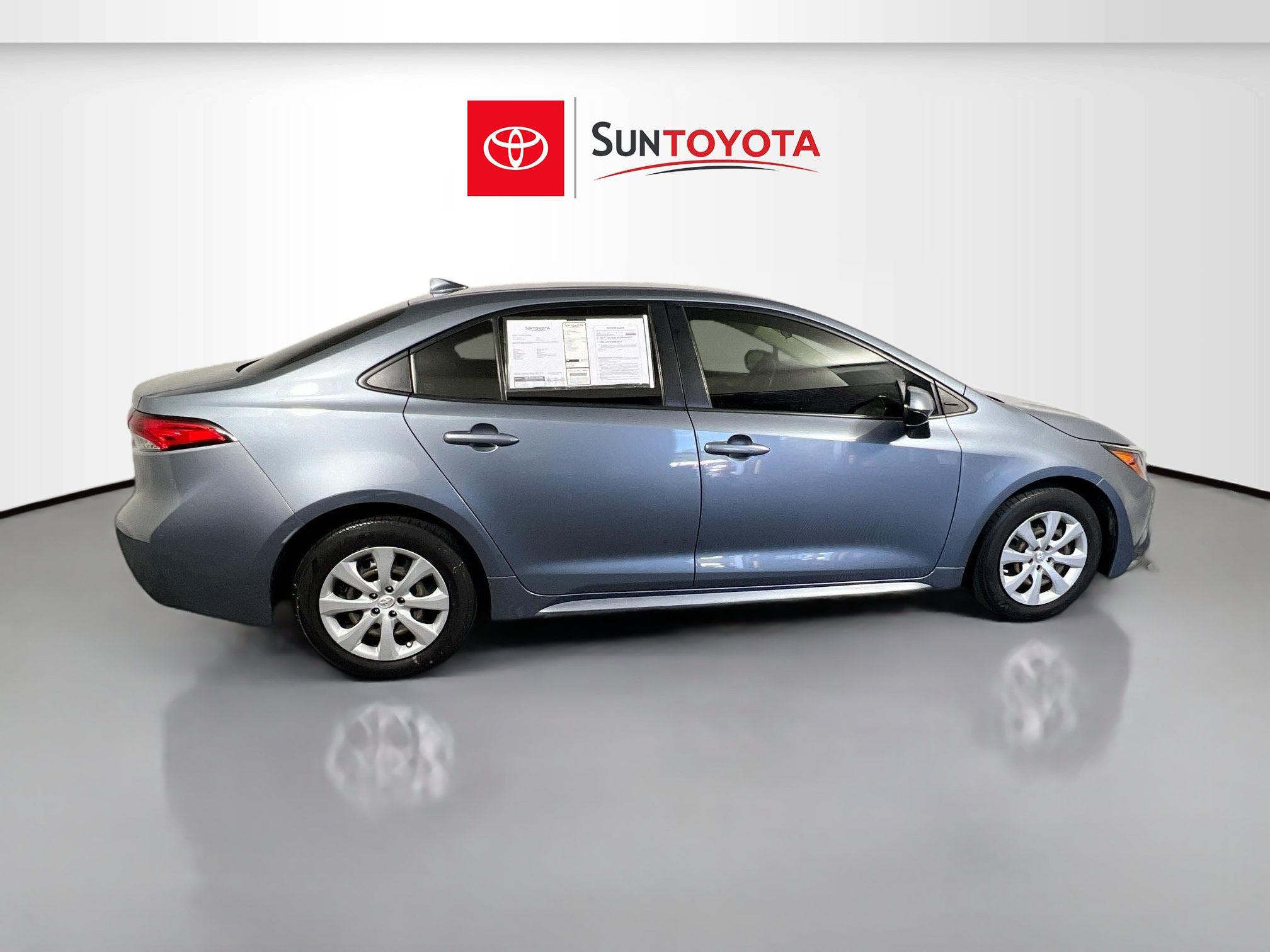 Used 2022 Toyota Corolla LE FWD image 2
