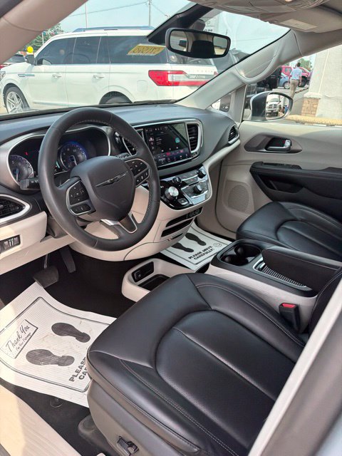Used 2023 Chrysler Pacifica Touring-L FWD image 15