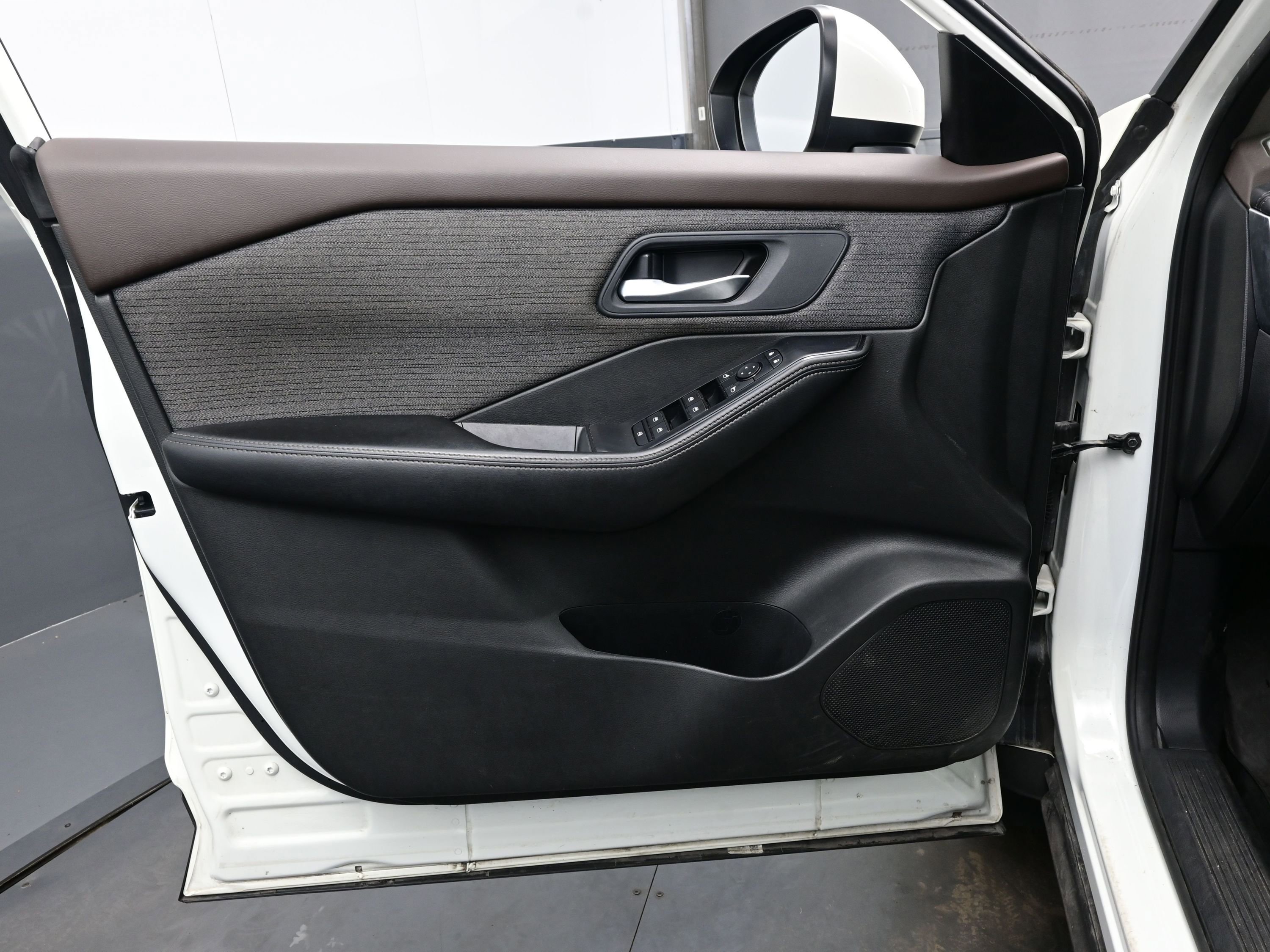 Used 2023 Nissan Rogue SV image 9