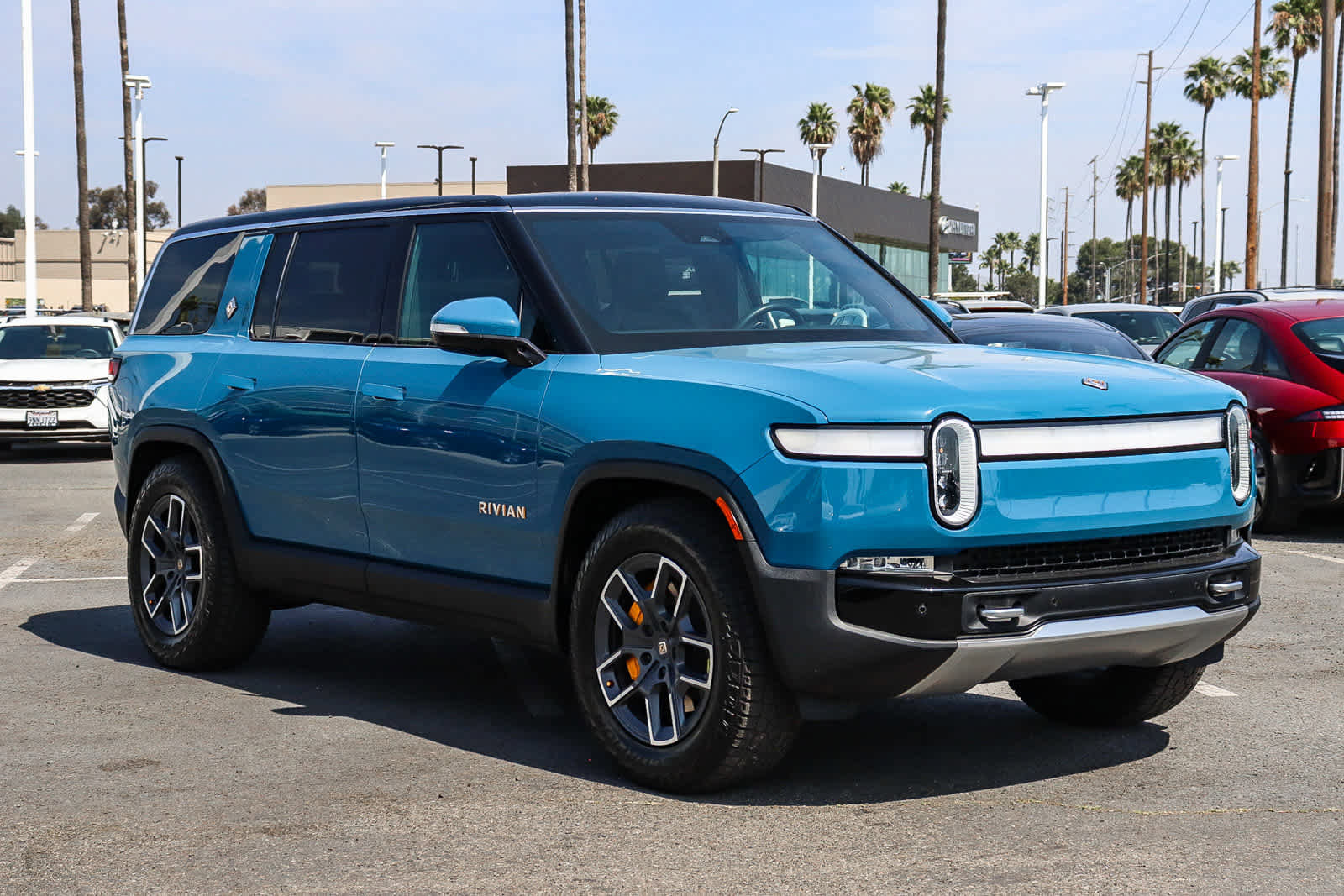 Used 2023 Rivian R1S Adventure image 3