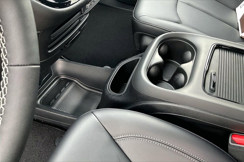 New 2024 Chrysler Pacifica Select w/ Uconnect Theater Family Group image 8