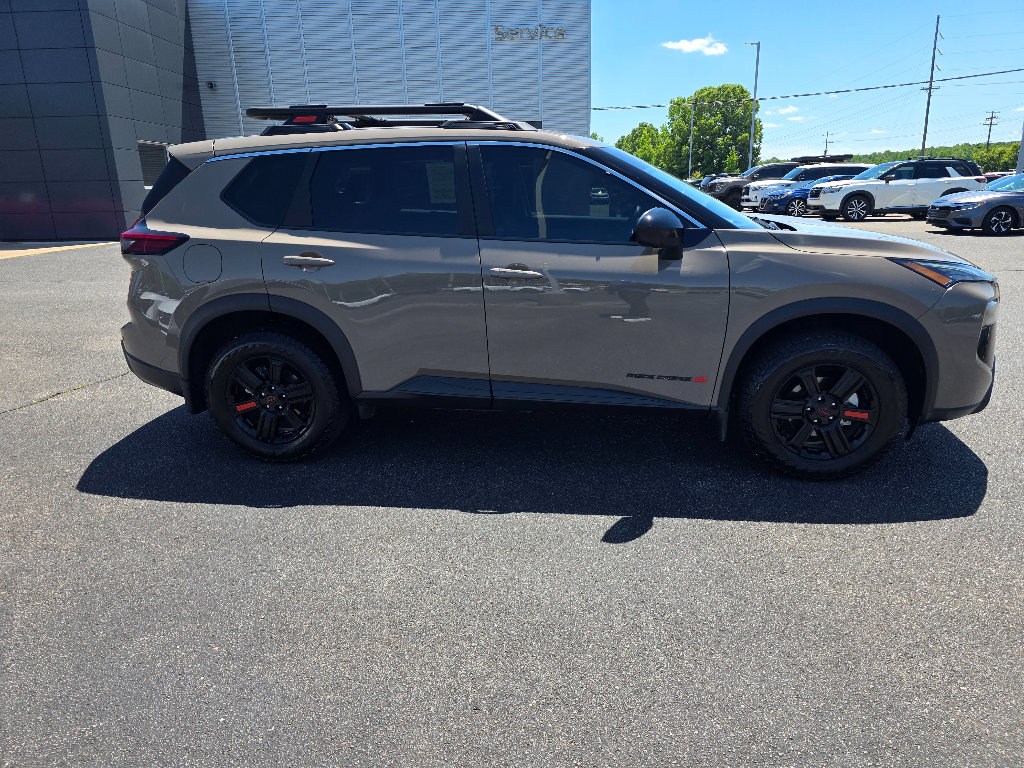 Used 2025 Nissan Rogue SV AWD/4WD image 2