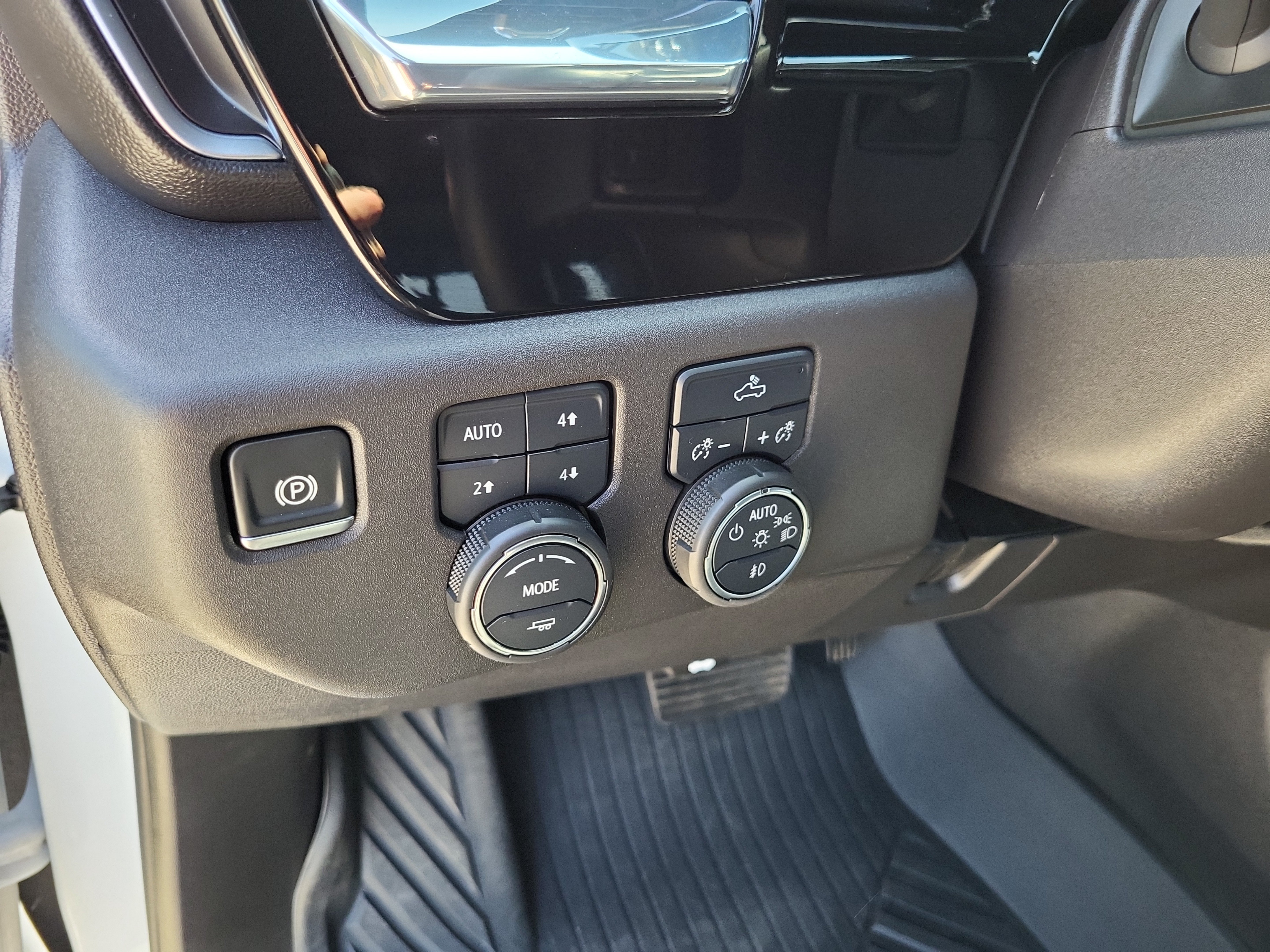 Used 2024 Chevrolet Silverado 1500 LT Trail Boss w/ Convenience Package II AWD/4WD image 17