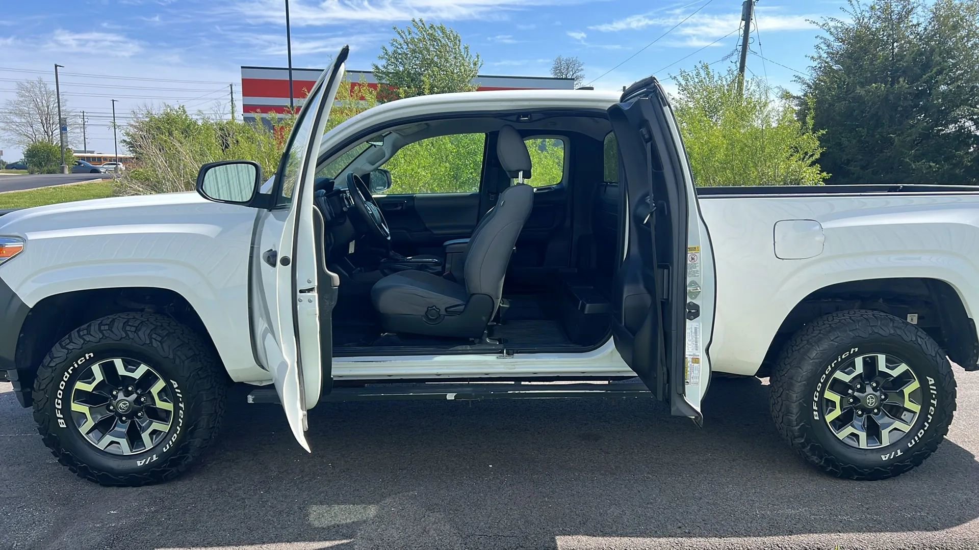 Used 2017 Toyota Tacoma SR image 12