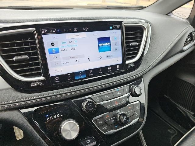 Used 2025 Chrysler Pacifica Limited image 23
