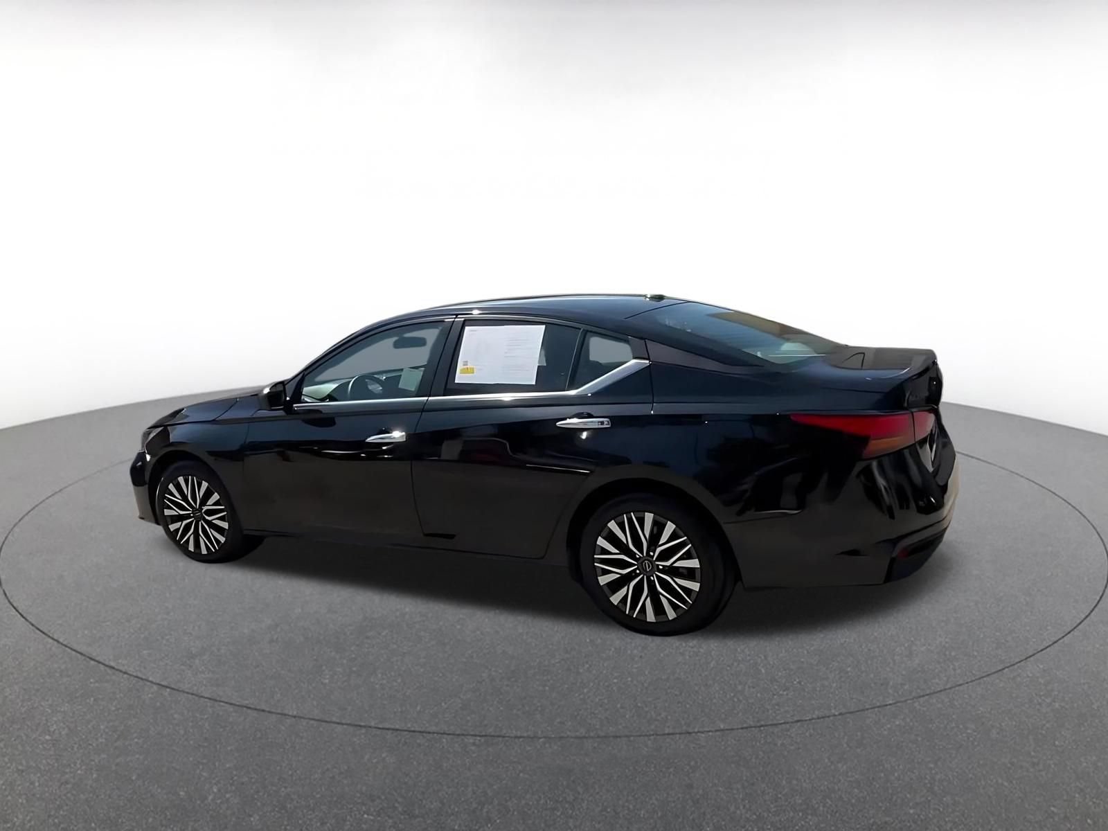 Used 2025 Nissan Altima 2.5 SV FWD image 9