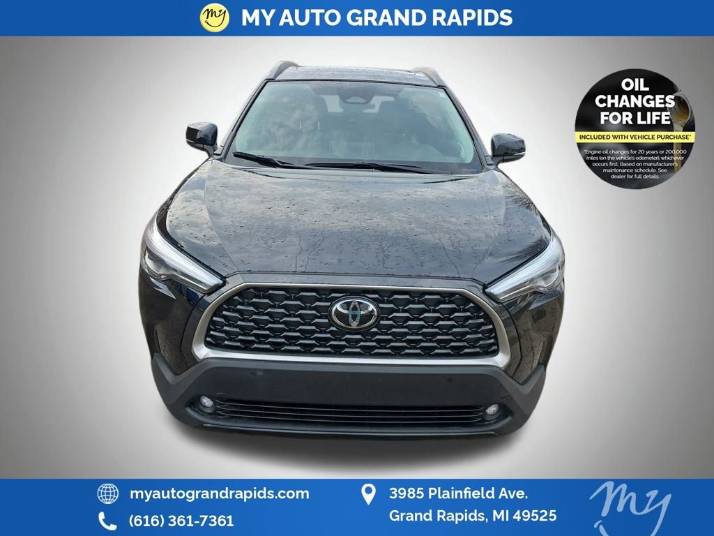 Used 2024 Toyota Corolla Cross XLE w/ Convenience Package image 2