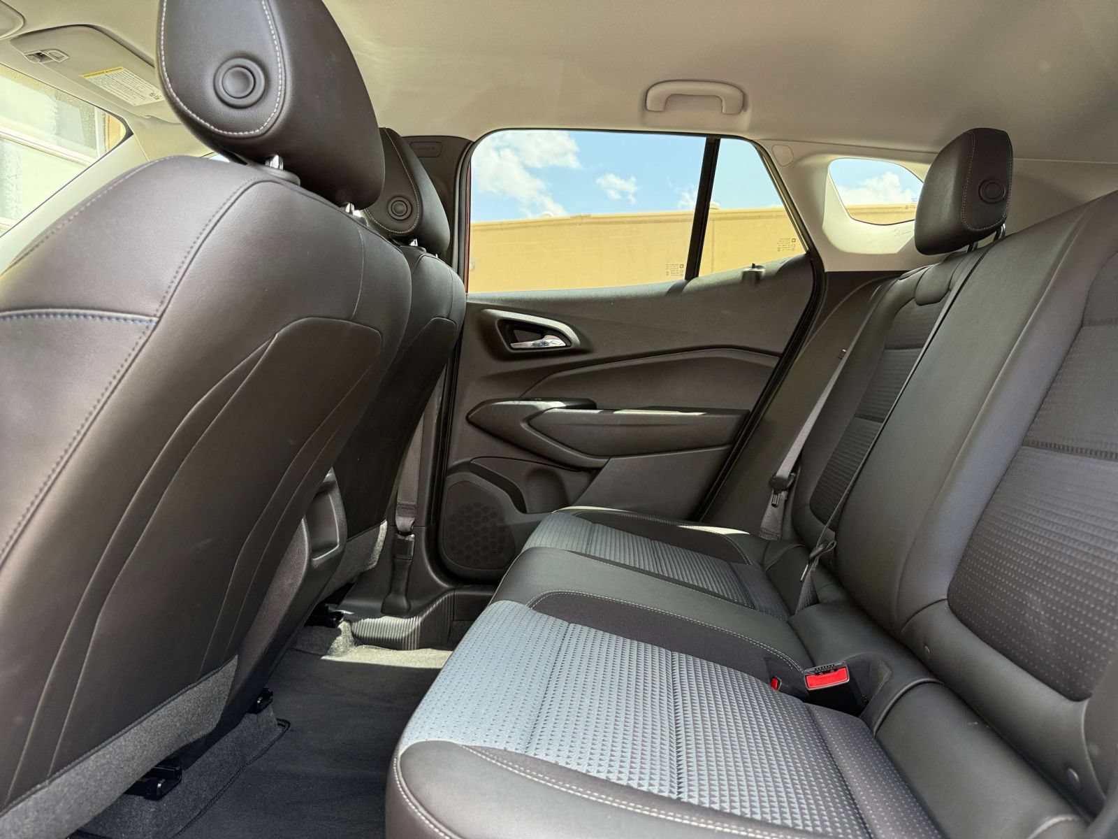 Used 2025 Chevrolet Trax LT w/ LT Convenience Package FWD image 25