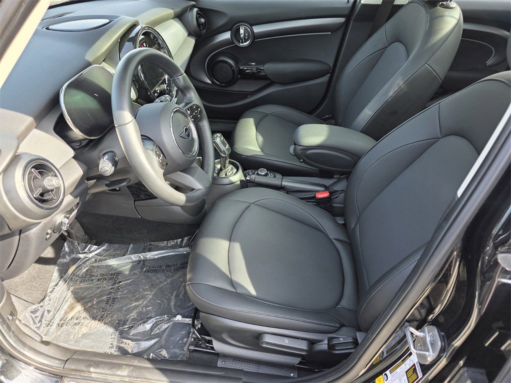 Used 2023 MINI Cooper 4-Door Hardtop image 9