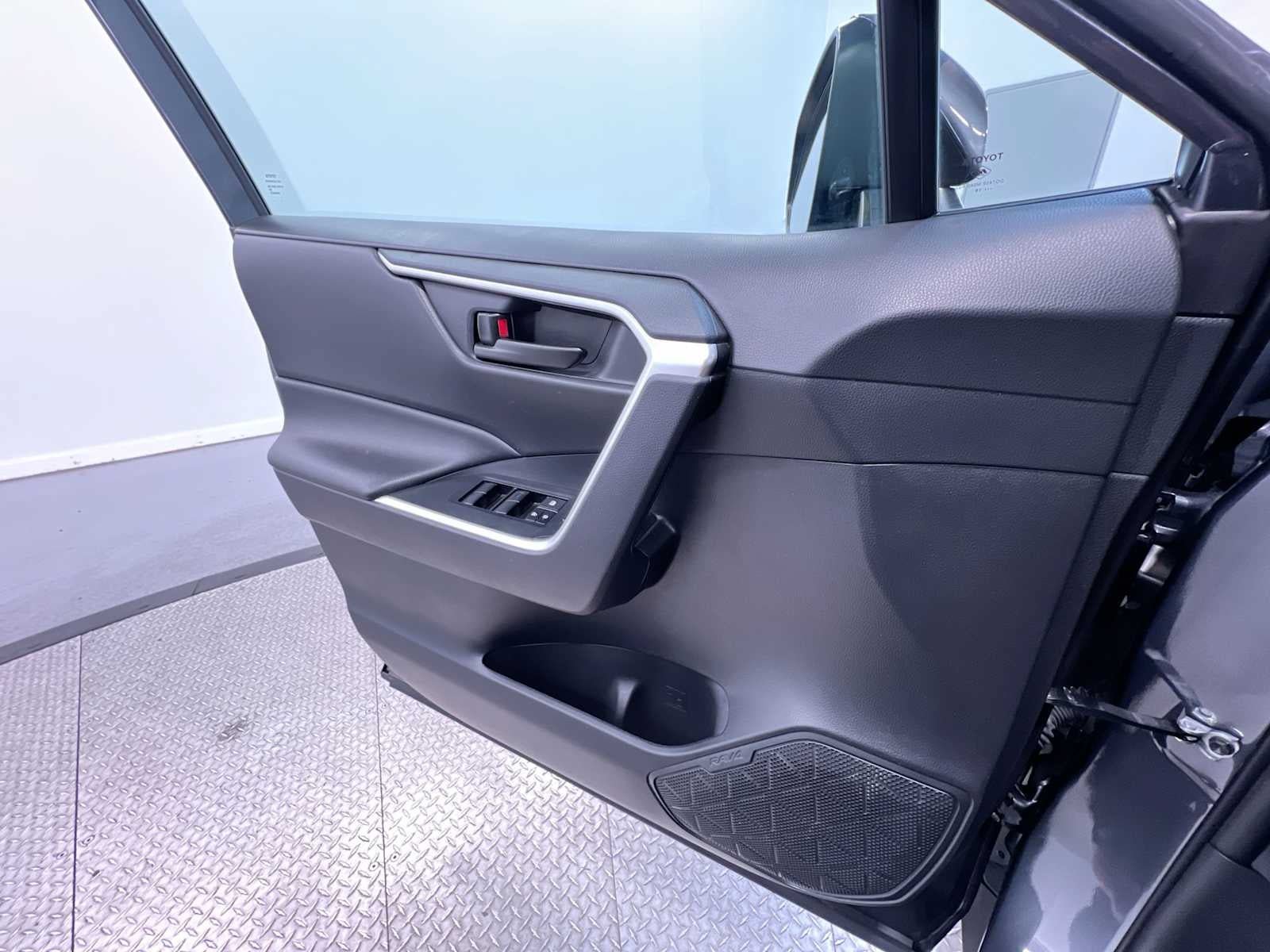 Used 2019 Toyota RAV4 LE w/ Carpet Mat Package FWD image 31