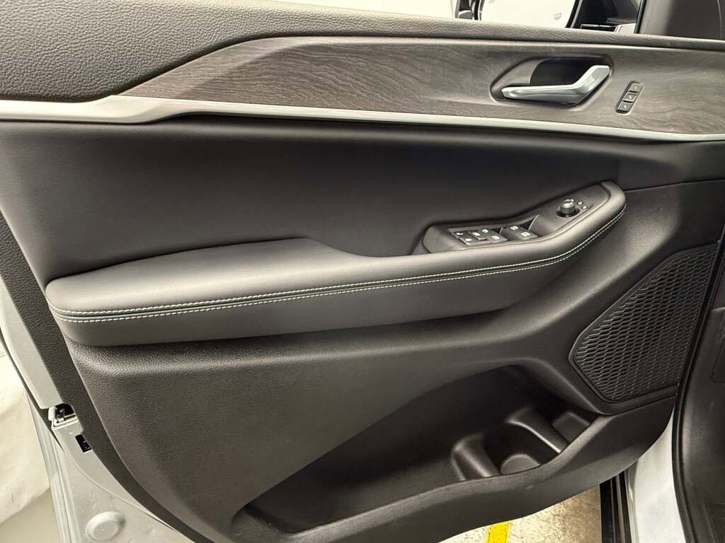 New 2025 Jeep Grand Cherokee L Limited image 19