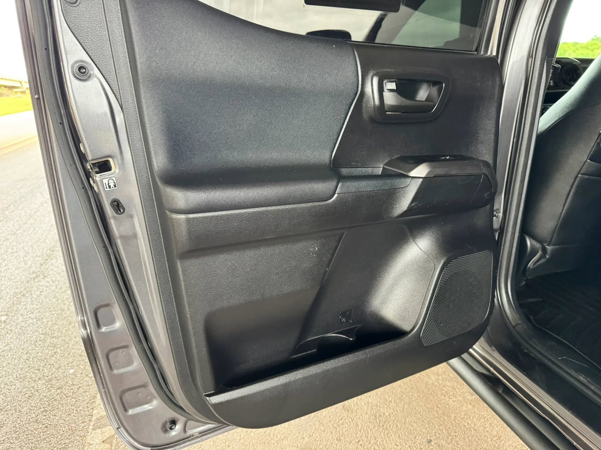 Used 2017 Toyota Tacoma TRD Off-Road w/ Tow Package (A/T) image 17
