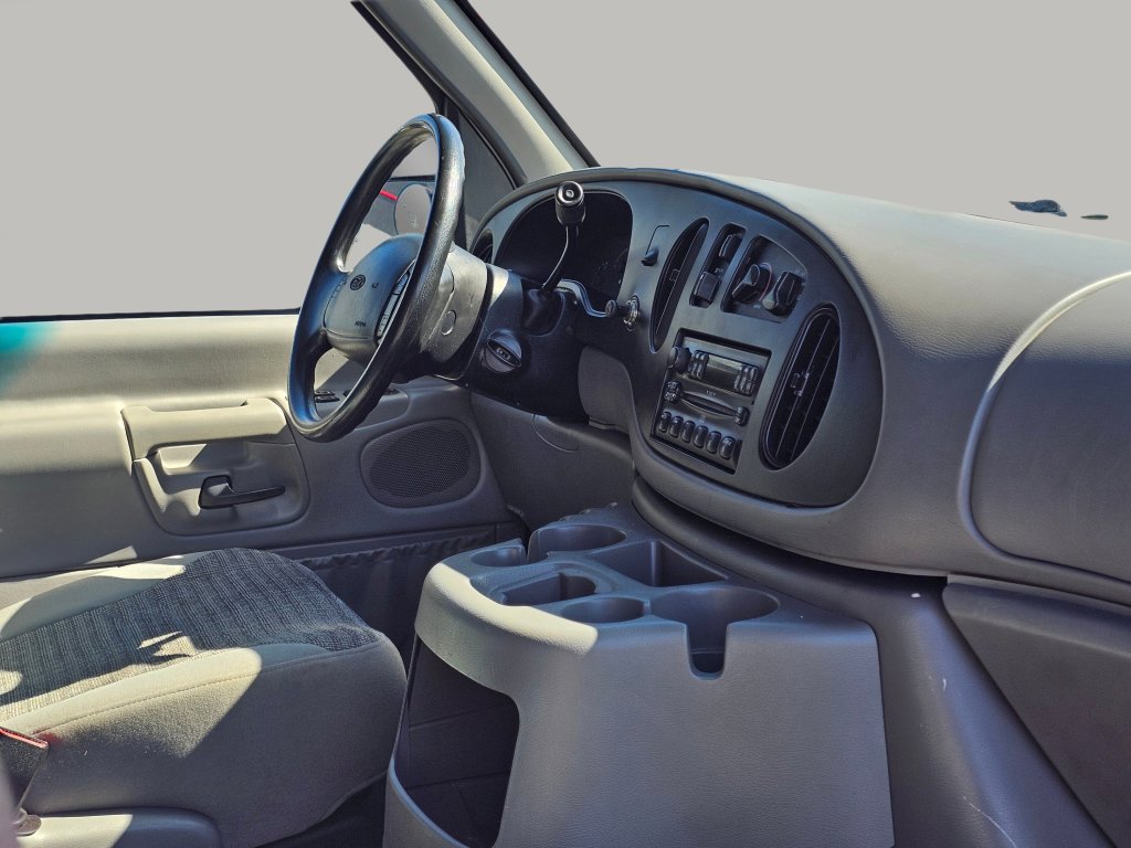 Used 2001 Ford E-350 and Econoline 350 Club Wagon image 25