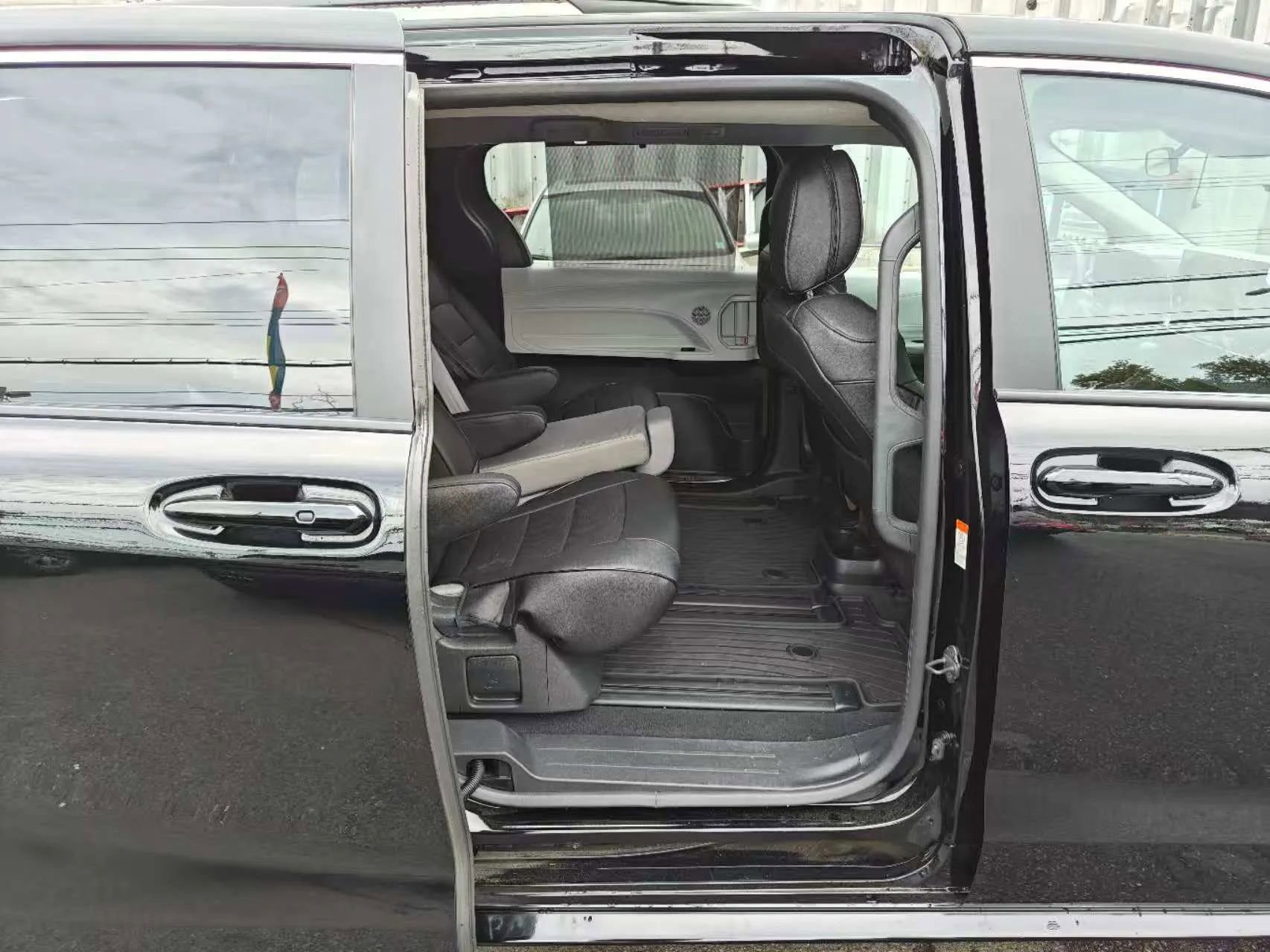 Used 2025 Toyota Sienna LE image 8