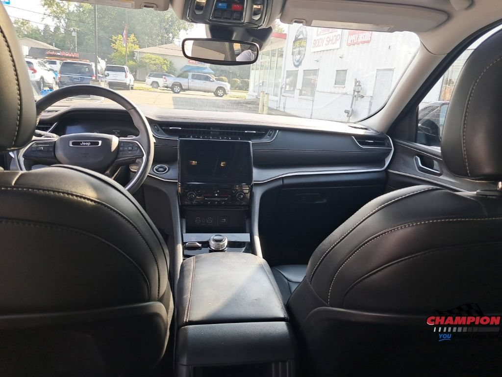 Used 2023 Jeep Grand Cherokee Limited AWD/4WD image 25