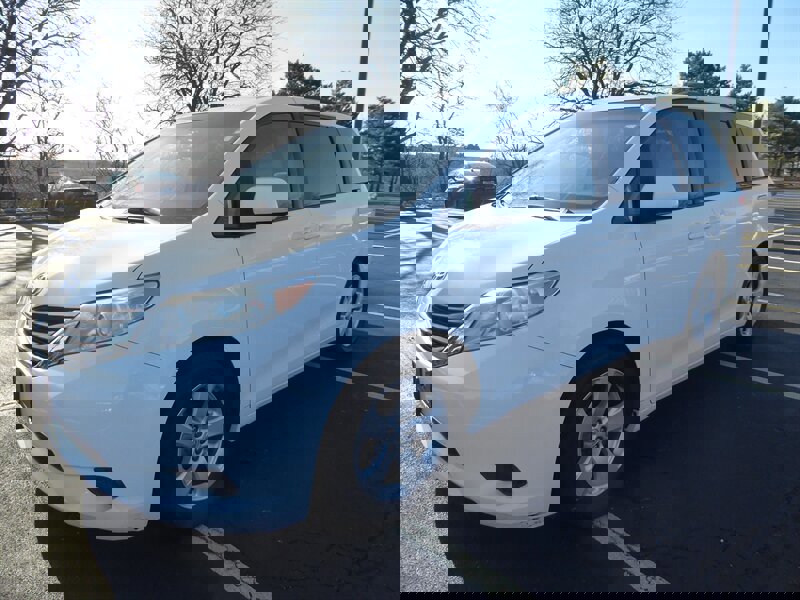 Used 2014 Toyota Sienna LE image 3