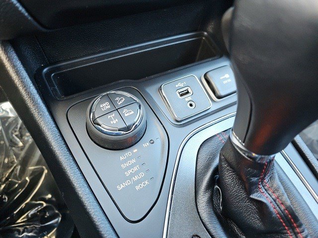 Used 2022 Jeep Cherokee Trailhawk w/ Comfort/Convenience Group image 25