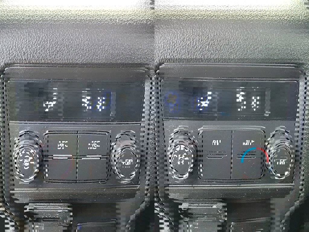 Used 2023 GMC Acadia SLE w/ Driver Convenience Package image 16