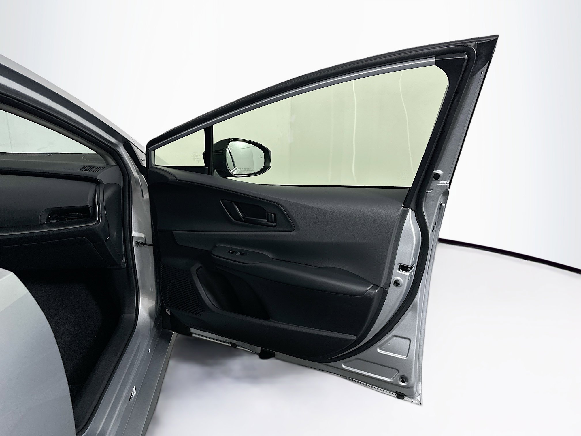 Used 2025 Toyota Prius LE image 30