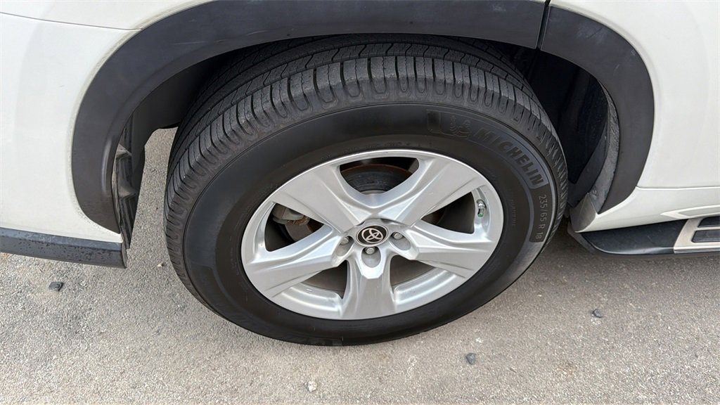 Used 2021 Toyota Highlander L image 9