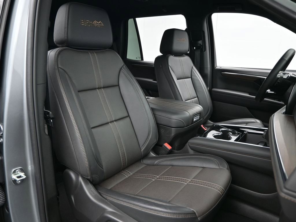Used 2025 Chevrolet Tahoe High Country AWD/4WD image 36