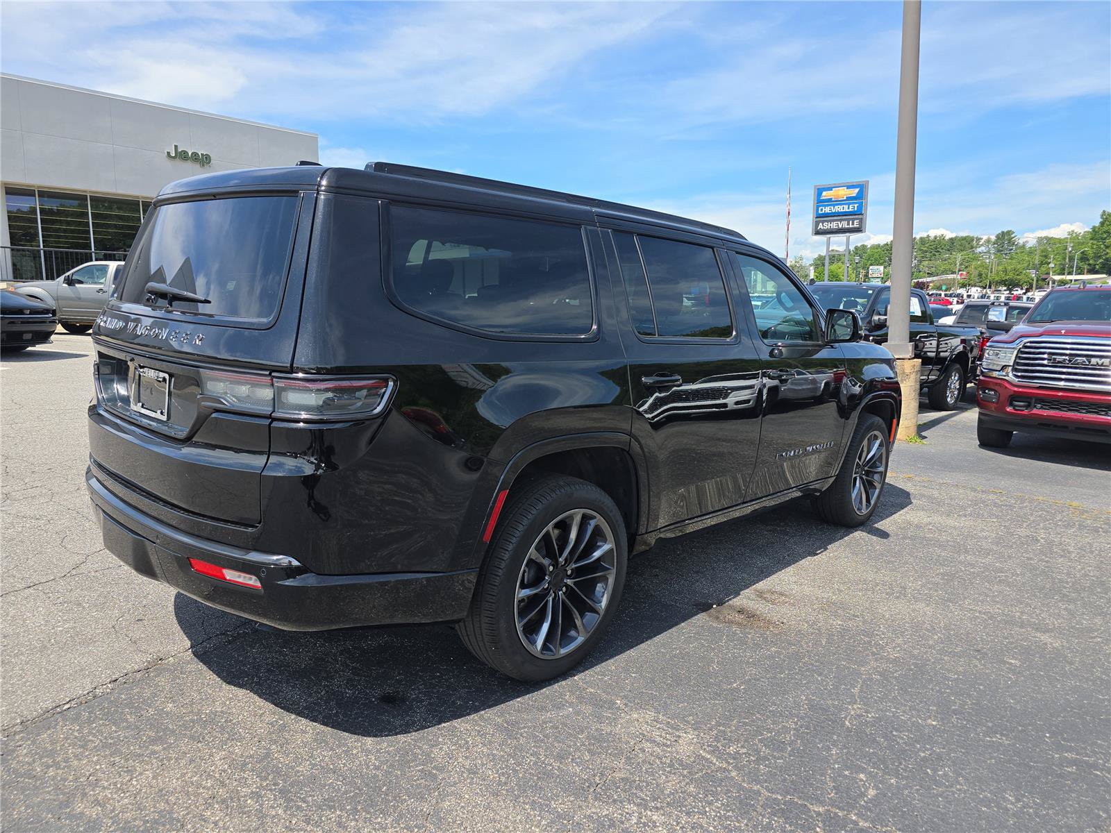 Used 2024 Jeep Wagoneer Series III w/ Premium Group I AWD/4WD image 3