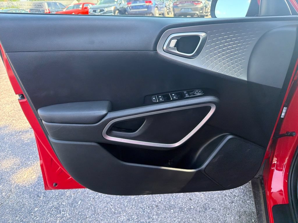 Used 2025 Kia Soul LX w/ LX Technology Package FWD image 12