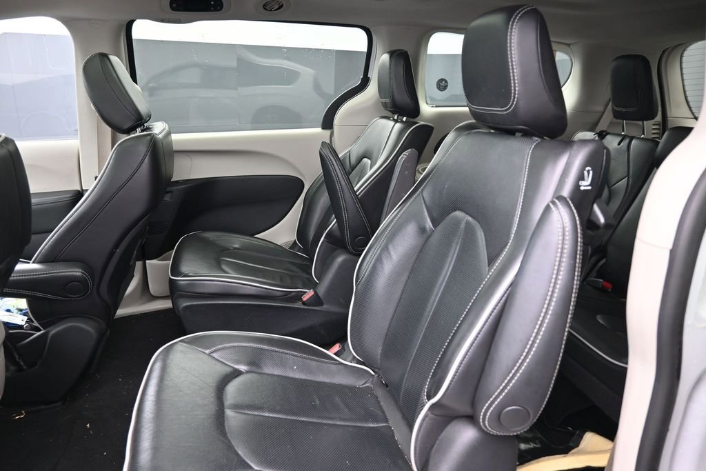 Used 2023 Chrysler Pacifica Limited FWD image 23