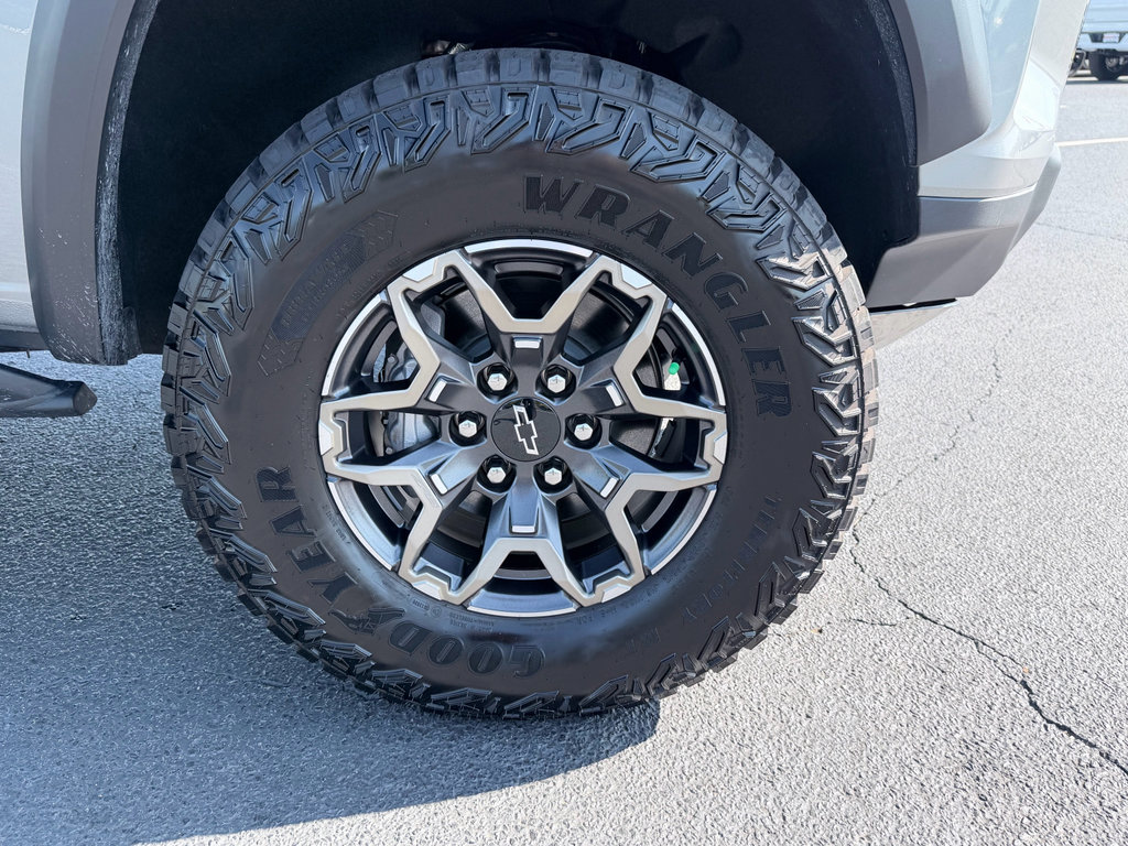Used 2025 Chevrolet Colorado ZR2 w/ Technology Package AWD/4WD image 36
