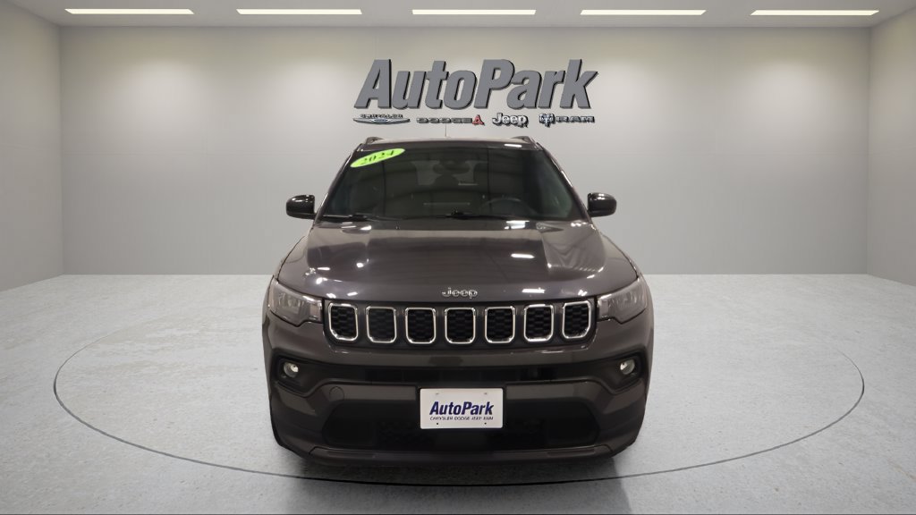 Used 2024 Jeep Compass Latitude AWD/4WD image 2