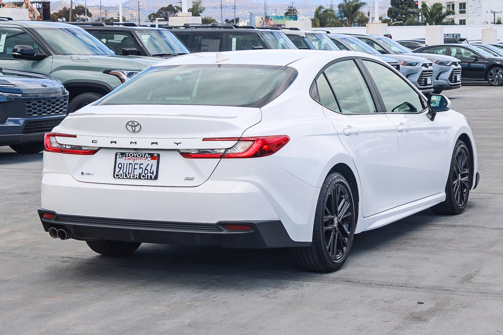 Used 2025 Toyota Camry SE image 9