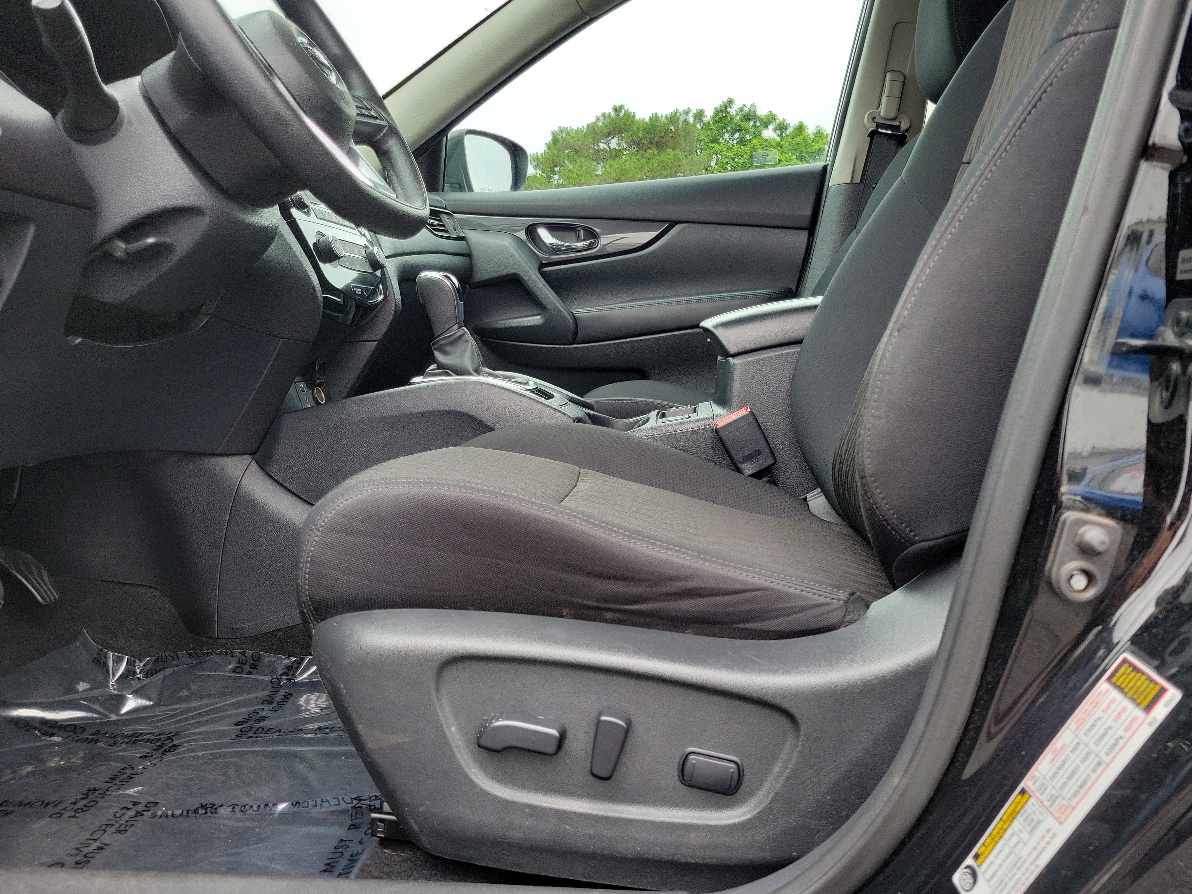 Used 2017 Nissan Rogue SV AWD/4WD image 16