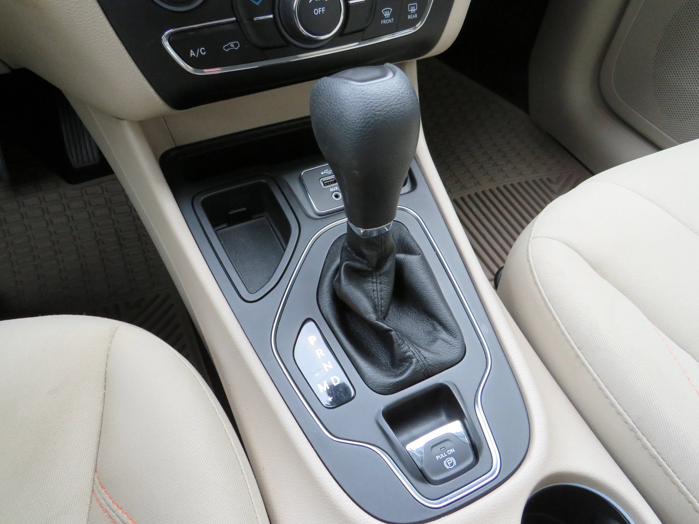 Used 2019 Jeep Cherokee Latitude w/ Popular Appearance Group FWD image 21