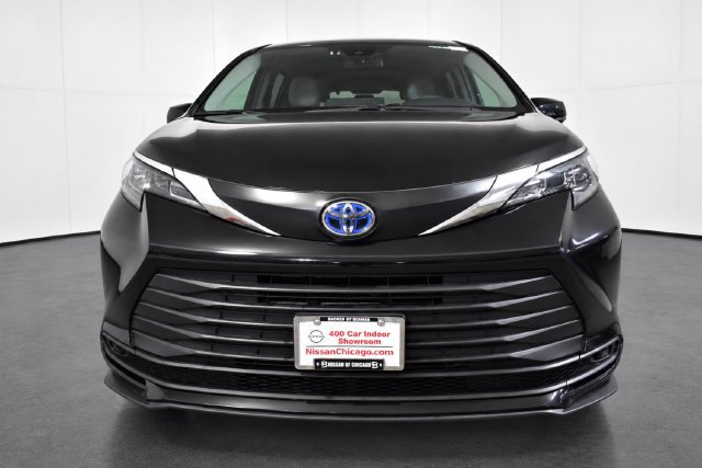 Used 2025 Toyota Sienna LE FWD image 2