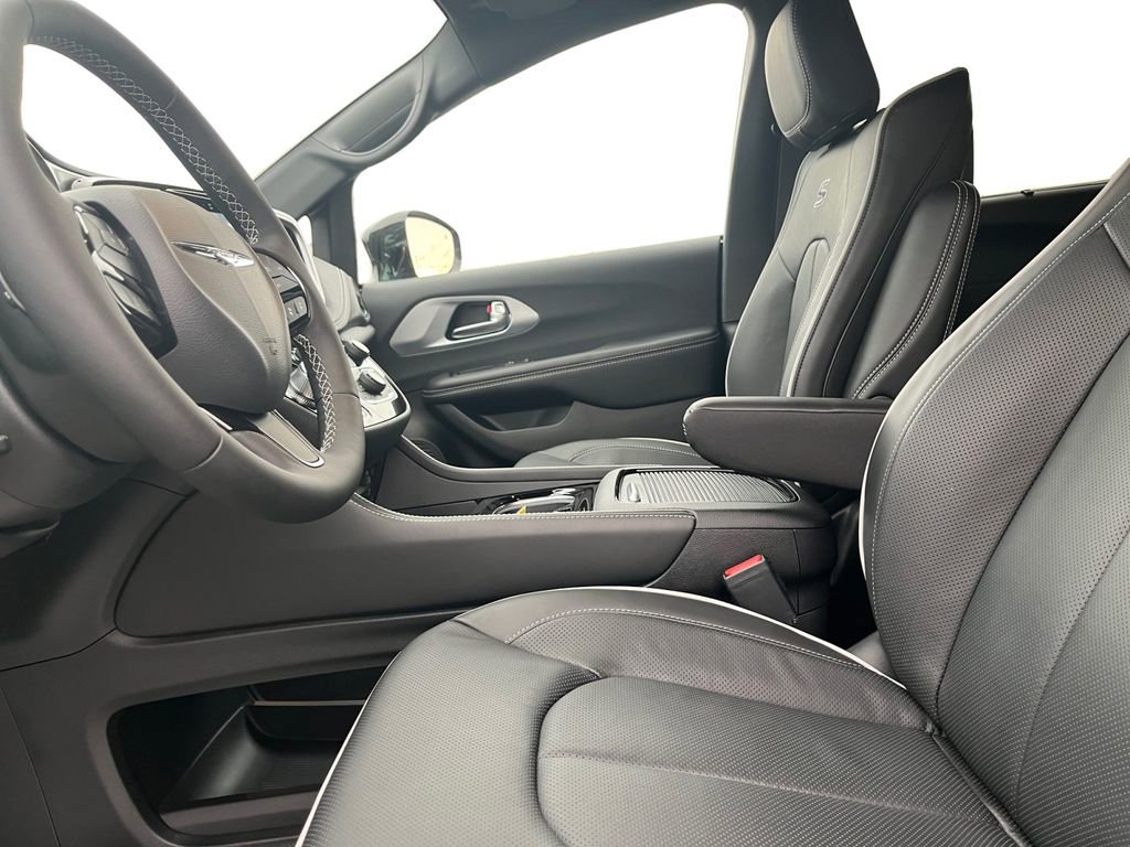 New 2026 Chrysler Pacifica Limited image 19