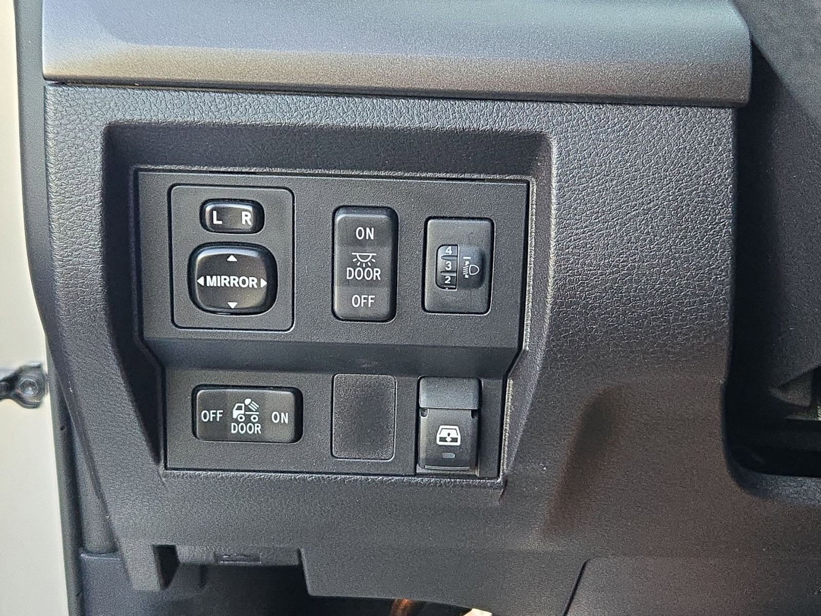 Used 2015 Toyota Tundra SR5 w/ SR5 Upgrade Package image 12