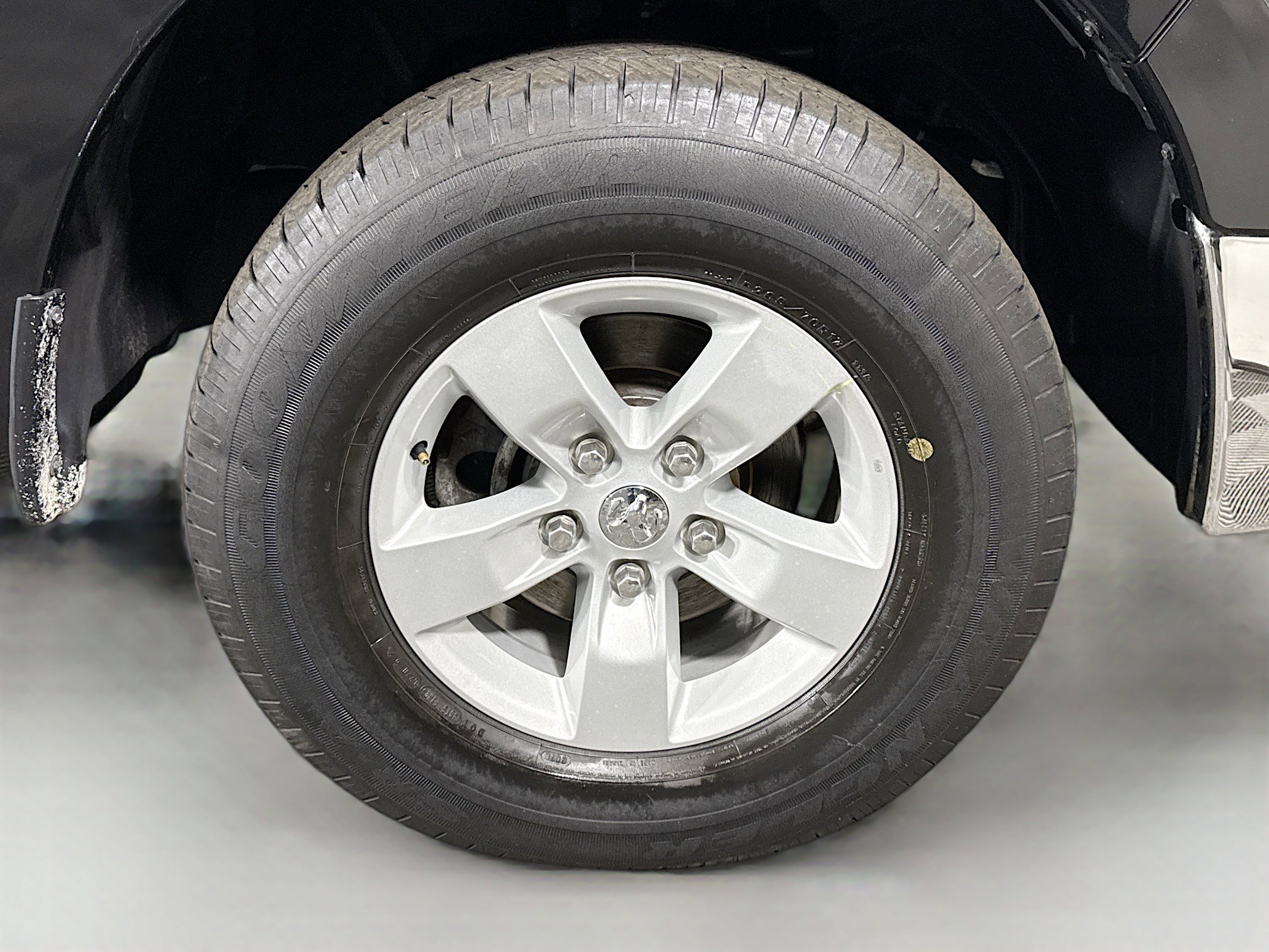 Used 2020 RAM 1500 Classic SLT AWD/4WD image 31