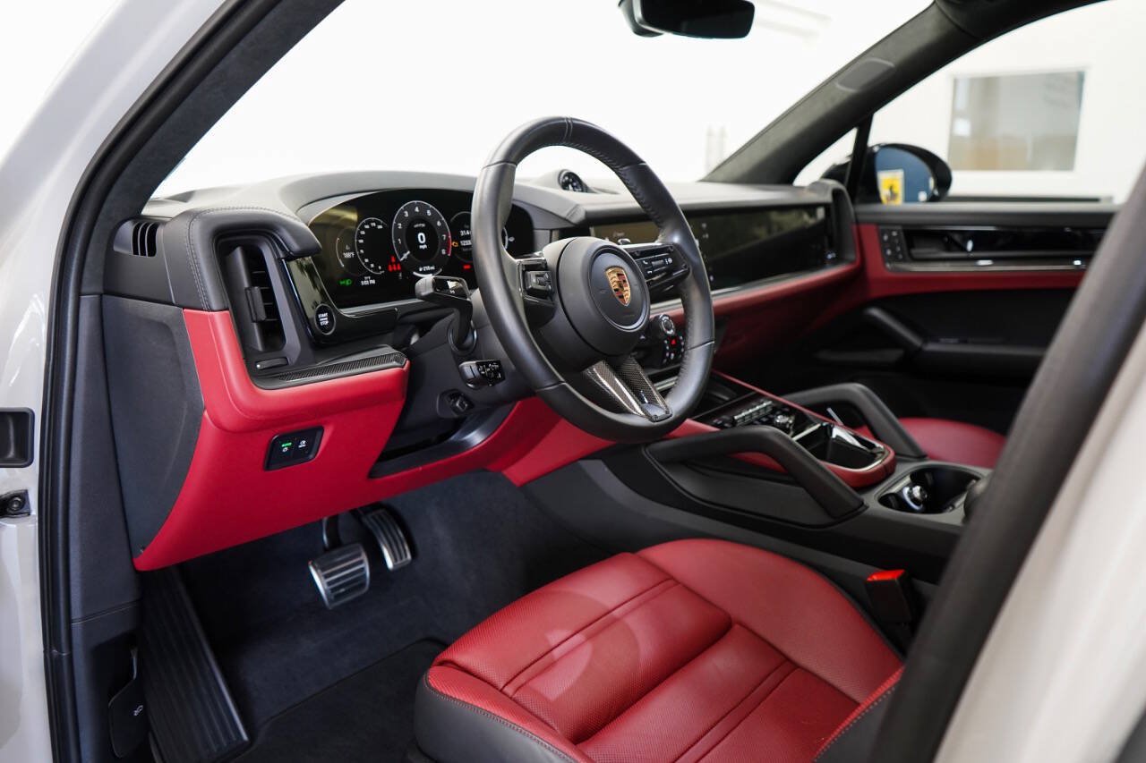 Used 2025 Porsche Cayenne GTS AWD/4WD image 44