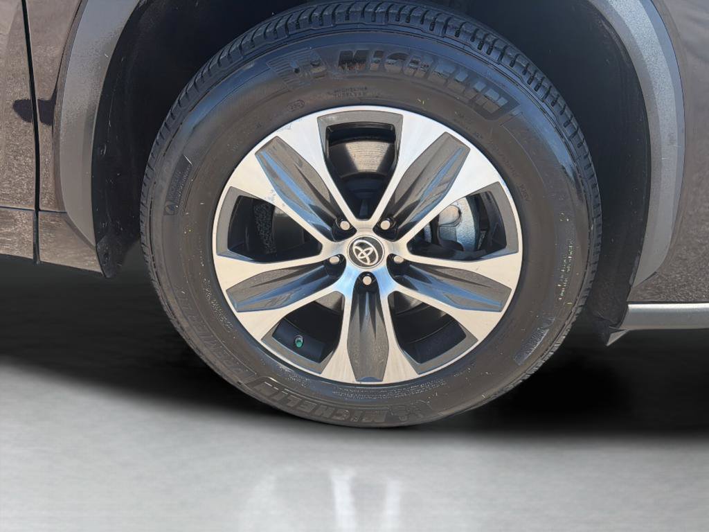 Used 2022 Toyota Highlander XLE FWD image 28