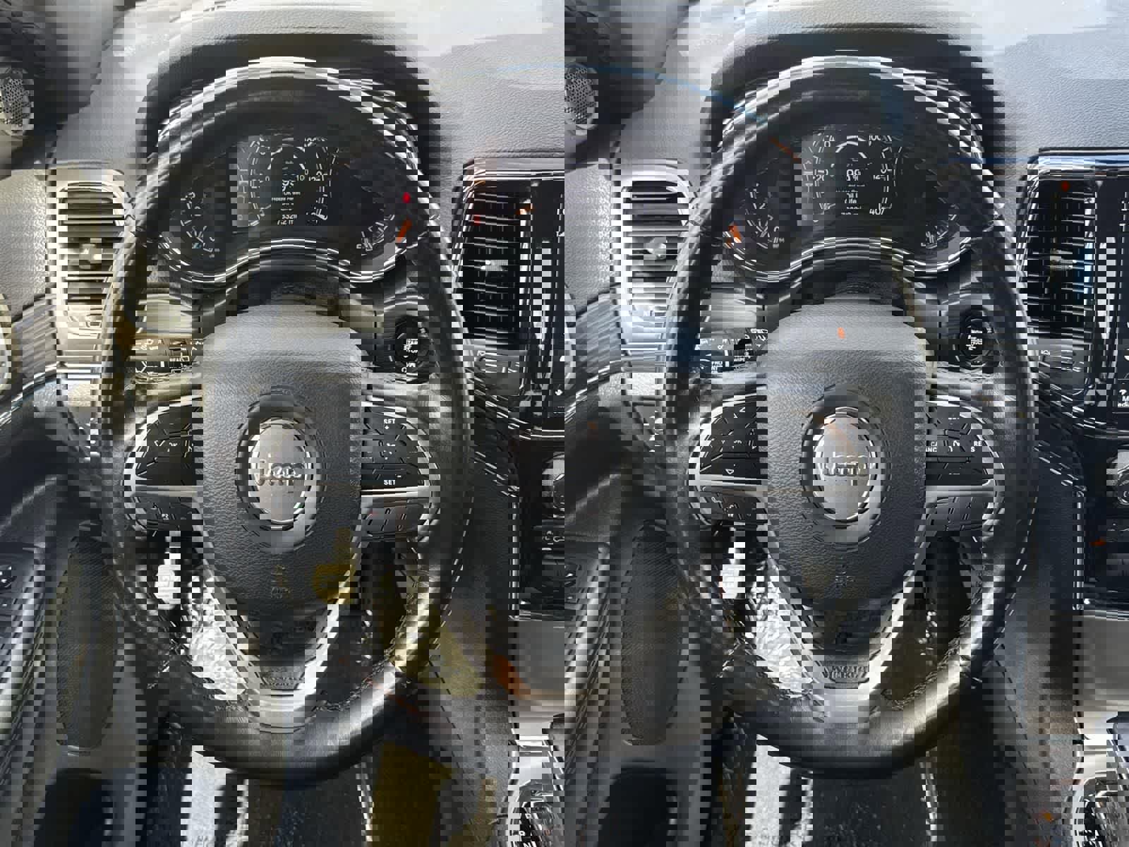 Used 2022 Jeep Grand Cherokee Limited image 10