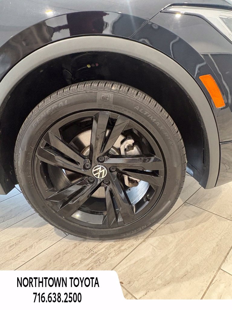 Used 2024 Volkswagen Tiguan SE R-Line AWD/4WD image 11
