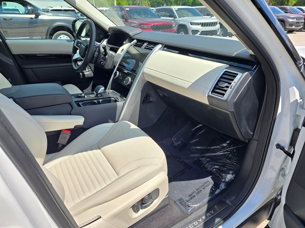Used 2025 Land Rover Discovery S image 36