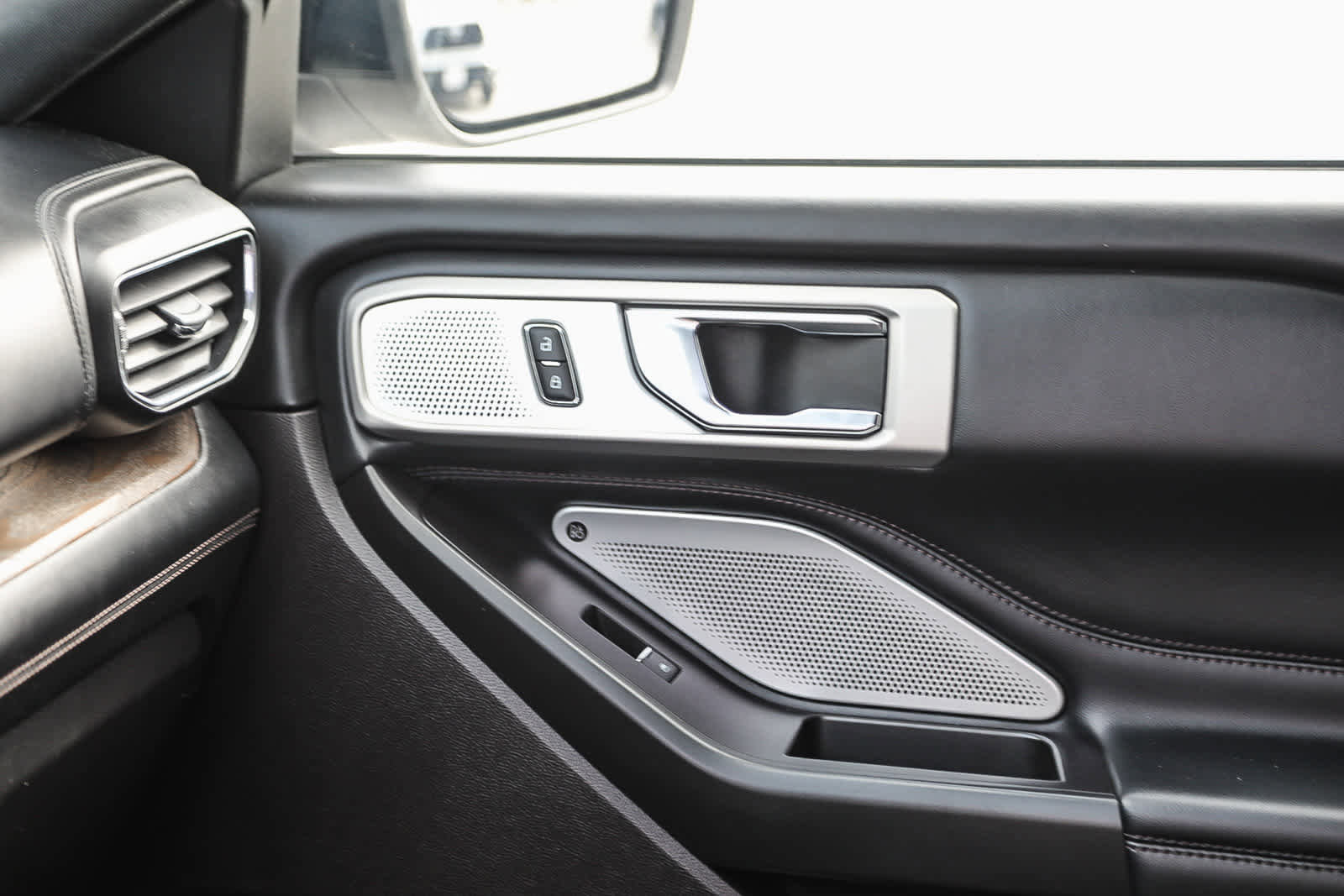 Used 2020 Ford Explorer Platinum w/ Premium Technology Package image 22