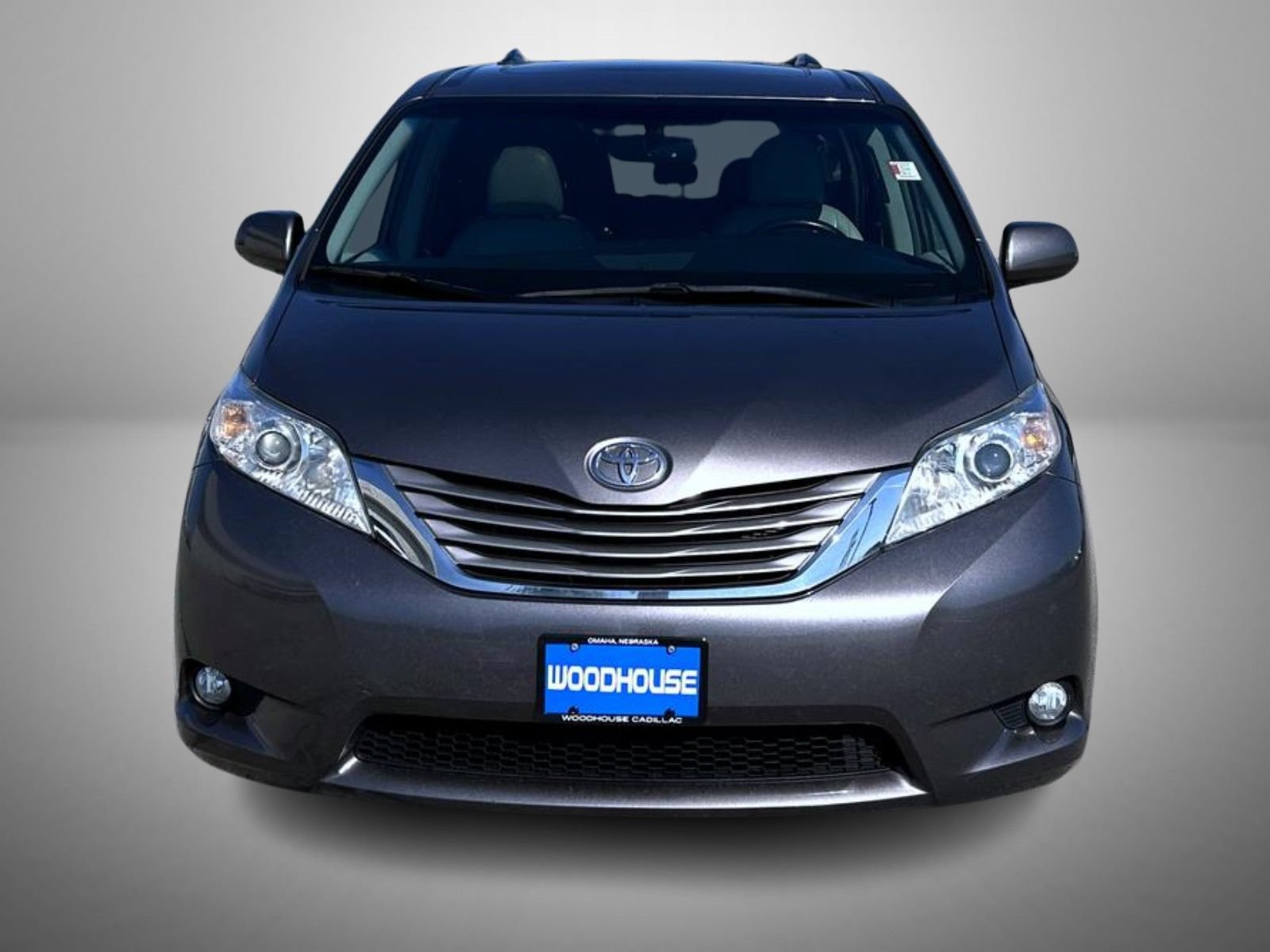 Used 2015 Toyota Sienna XLE w/ XLE Navigation Package FWD image 2