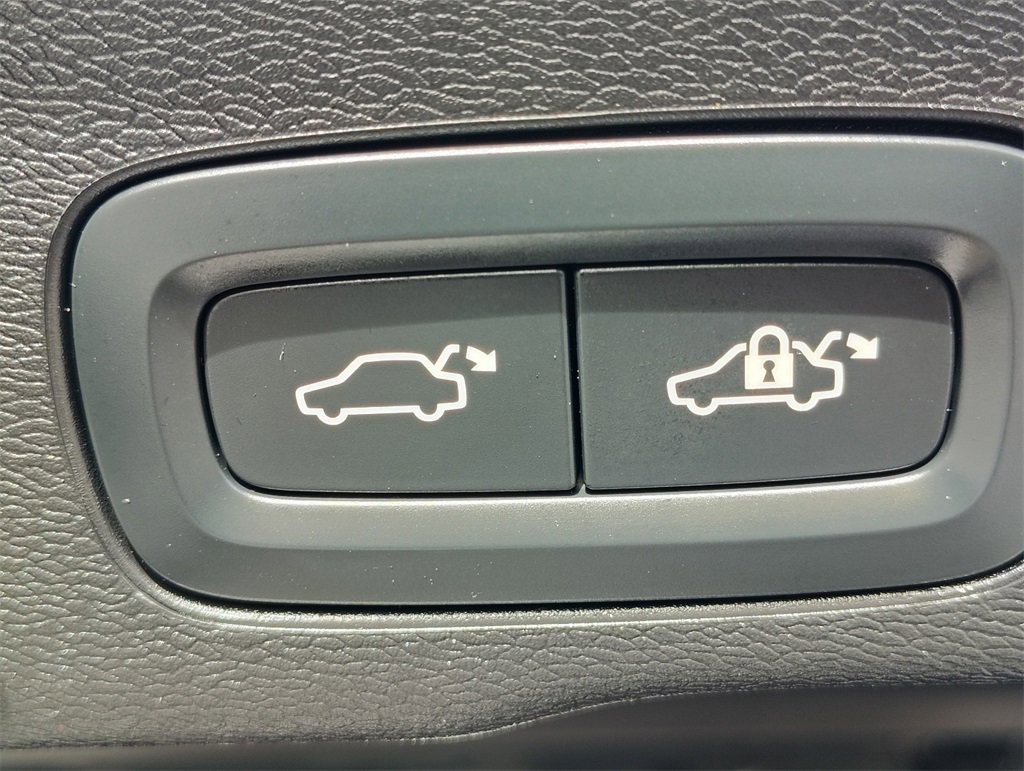 Used 2025 Volvo XC60 B5 Plus image 31